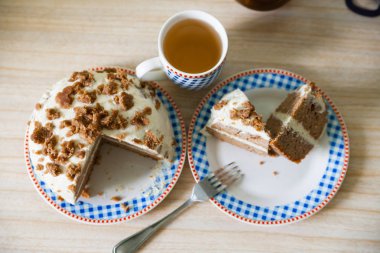 Tatlı kek kakao ve krem peynir tablo ile. 