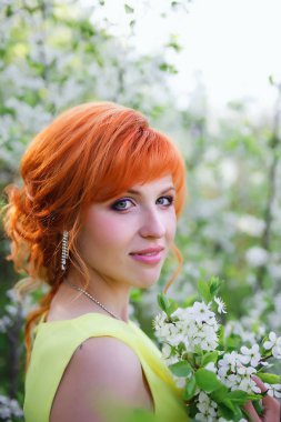   Bahar çiçek bahçelerinde yürüyen kadın