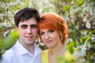 Çiçekli bahçeleri zemin karşı güzel evli çift portresi. 