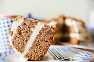 Mutfakta güzel plaka üzerinde çikolatalı kek