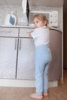 Küçük kız tehlikeli mutfak aletleri ile oynamak