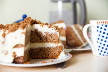 Tatlı kek kakao ve krem peynir tablo ile. 