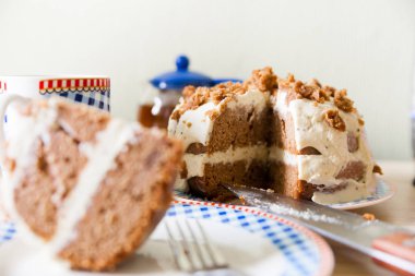 Tatlı kek kakao ve krem peynir tablo ile. 