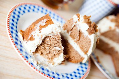 Tatlı kek kakao ve krem peynir tablo ile. 