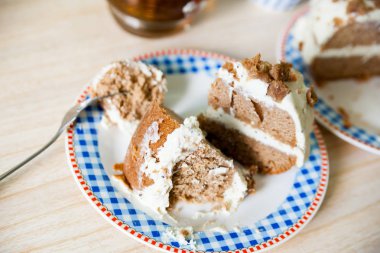 Tatlı kek kakao ve krem peynir tablo ile. 