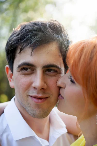 Retrato Belo Casal Casado Contra Pano Fundo Jardins Floridos — Fotografia de Stock