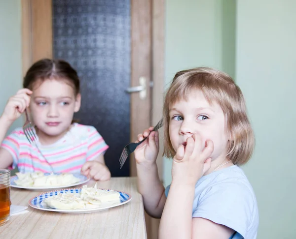Bambina Seduta Cucina Mangiare Frittata — Foto Stock
