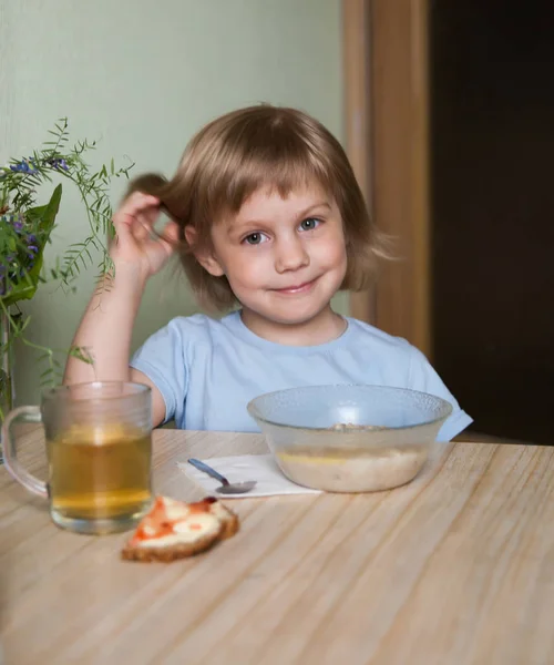 Bambina Seduta Cucina Che Mangia Farina Avena — Foto Stock