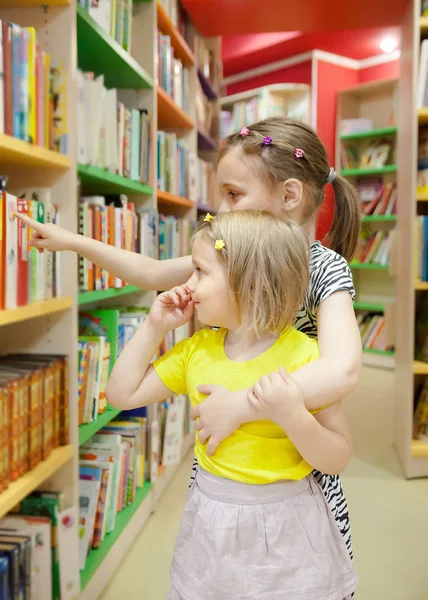 Двоє Дошкільнят Вибирають Книги Бібліотеці — стокове фото