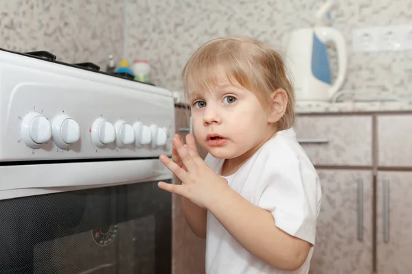 Bambino Che Gioca Con Forno Cucina — Foto Stock