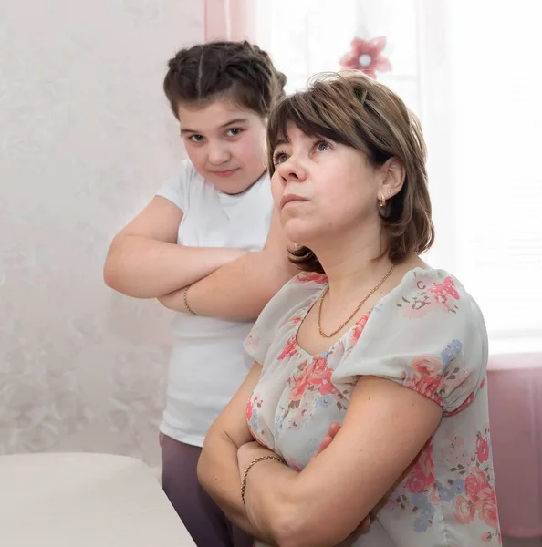 Hija Ofendida Lado Madre Después Pelea — Foto de Stock