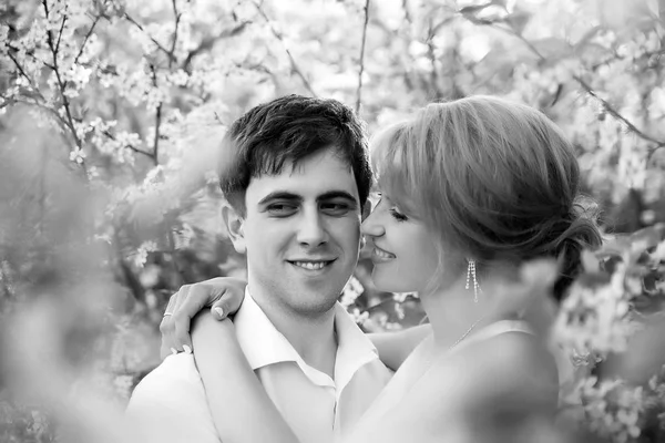 Portrait Beautiful Married Couple Backdrop Flowering Gardens — Stock Photo, Image