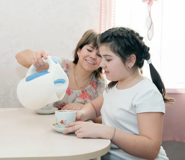 Adolescente Hija Hablando Con Mamá Casa — Foto de Stock