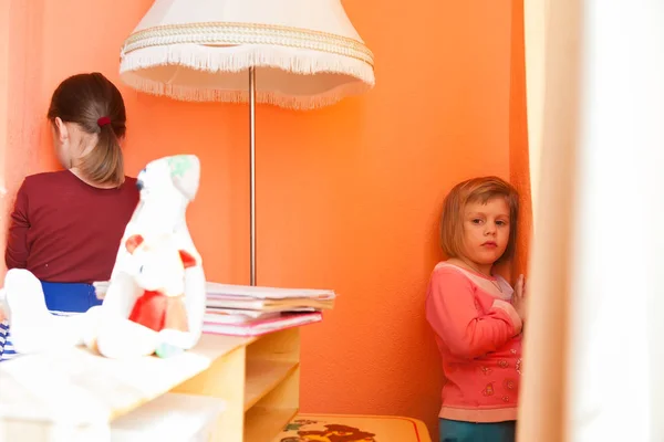 Діти Стоять Кутку Покарання Дитячій Кімнаті — стокове фото