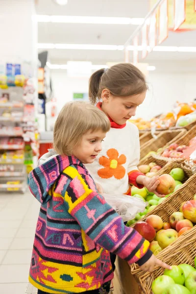 Девочки Выбирают Товары Супермаркете — стоковое фото