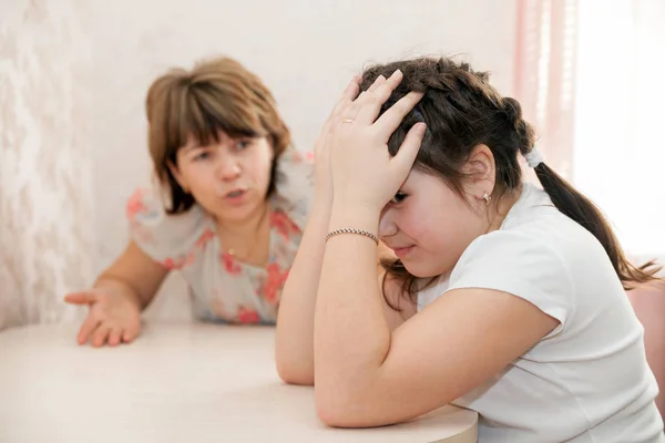 Furiosa Madre Regañando Hija Colegiala — Foto de Stock