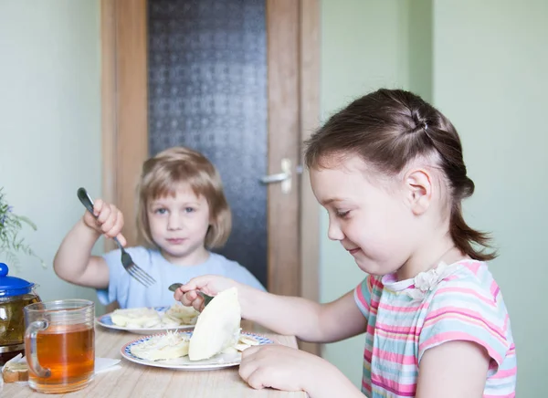 Bambina Seduta Cucina Mangiare Frittata — Foto Stock