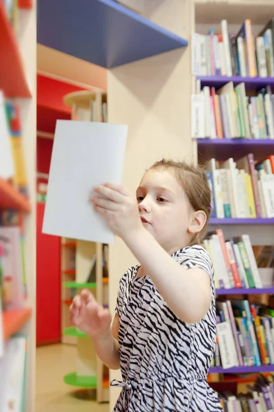 Дошкольник Выбирает Книги Библиотеке — стоковое фото