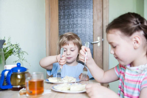 Due Ragazze Anni Che Fanno Colazione Cucina — Foto Stock