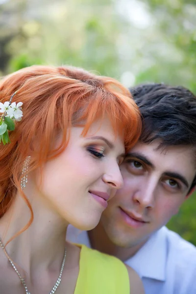 Pareja Caminando Jardín Primavera —  Fotos de Stock