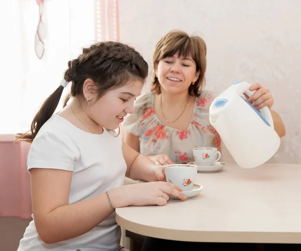 Adolescente Figlia Parlando Con Mamma Casa — Foto Stock