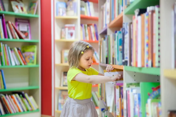   okul öncesi kitaplar kütüphane seçme.