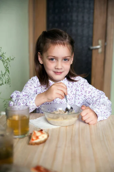 Bambina Seduta Cucina Che Mangia Farina Avena — Foto Stock
