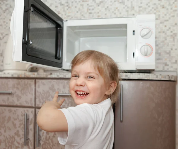 Kind Ohne Aufsicht Der Eltern Spielt Mit Mikrowelle — Stockfoto