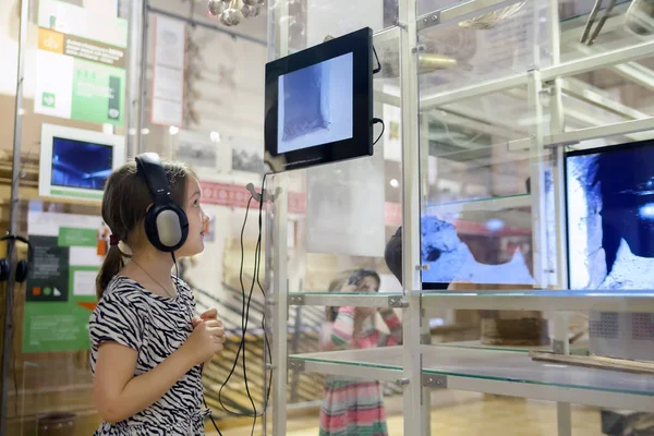   Müze sergi yakınındaki kız