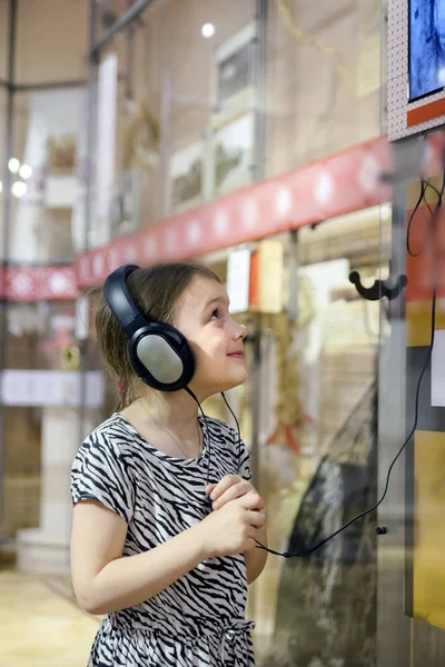 Девушка Музее Слушает Интересную Информацию Выставке Через Наушники — стоковое фото