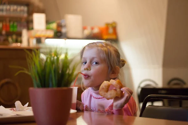 Bambino Anni Seduto Accogliente Caffè Mangiare Torte — Foto Stock