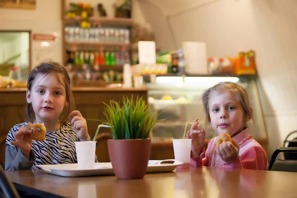 Two Girls Years Old Eating Donuts Cafe — Stock Photo, Image