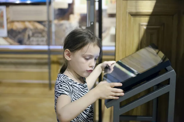 Chica Museo Estudiando Información Interesante Sobre Exposición Con Marcador Interactivo — Foto de Stock