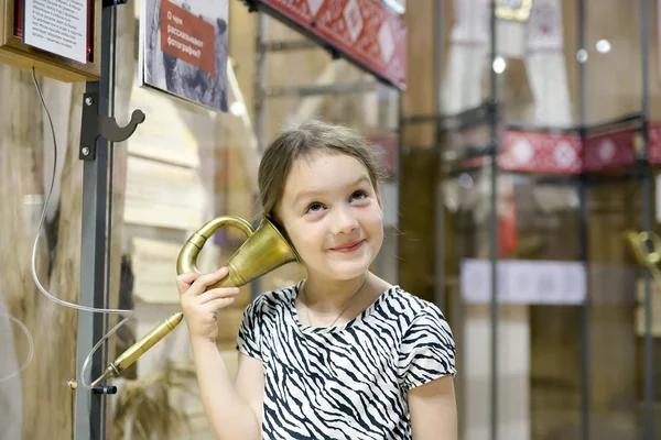 Chica Bonita Seis Años Estudiando Artefactos Museo — Foto de Stock