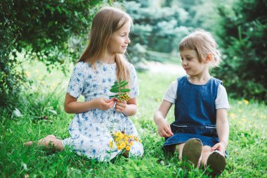 iki komik küçük kız yaz Park'ta yürüyordunuz.