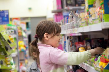Küçük kızlar oyuncak seçimi oyuncak depolamak