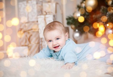 Yeni yıl yakın katta yatan küçük bebek