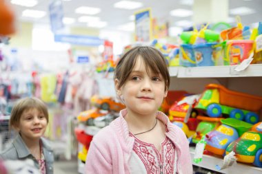Çocuk oyuncak mağaza satın alma seçimi