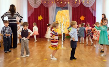  St. Petersburg, Rusya Federasyonu - 15 Ekim 2016: Güzel kıyafetler içinde küçük çocuk anaokulu, St. Petersburg sonbaharda bayram kutlamak