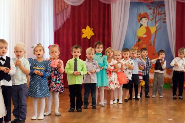  St. Petersburg, Rusya Federasyonu - 15 Ekim 2016: Güzel kıyafetler içinde küçük çocuk anaokulu, St. Petersburg sonbaharda bayram kutlamak