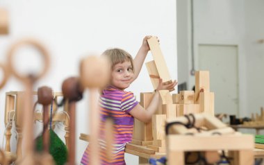 Şirin kız öğrenci ile tahta bulmacalar oynamak. 