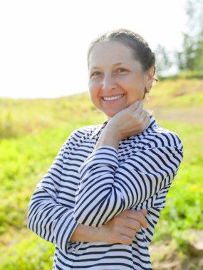 Yaz günü açık havada Olgun kadın portresi.