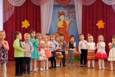  St. Petersburg, Rusya Federasyonu - 15 Ekim 2016: Güzel kıyafetler içinde küçük çocuk anaokulu, St. Petersburg sonbaharda bayram kutlamak