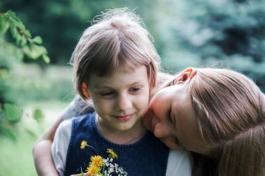  iki komik küçük kız yaz Park'ta yürüyordunuz.