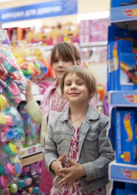 İki kız arkadaşım Hediyelik Oyuncak deposunda seçme