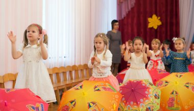  St. Petersburg, Rusya Federasyonu - 15 Ekim 2016: Güzel kıyafetler içinde küçük çocuk anaokulu, St. Petersburg sonbaharda bayram kutlamak