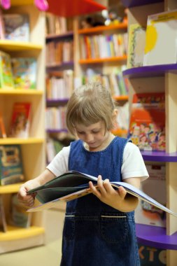  kitap kütüphane rafları arasında kızla.