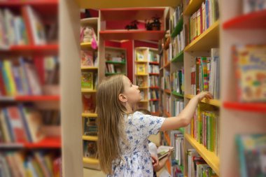  Kütüphanedeki güzel kız kitap seçiyor.. 