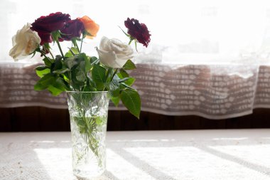  beyaz masa üzerinde renkli gül buketi