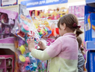 İki kız arkadaşım Hediyelik Oyuncak deposunda seçme